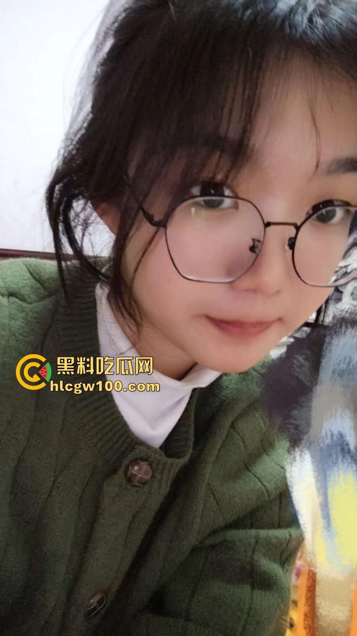 广西大学大一学生嫩妹【郭飒】不雅视频流出被曝光,对镜自拍展示娇嫩玉胸体完美呈现。