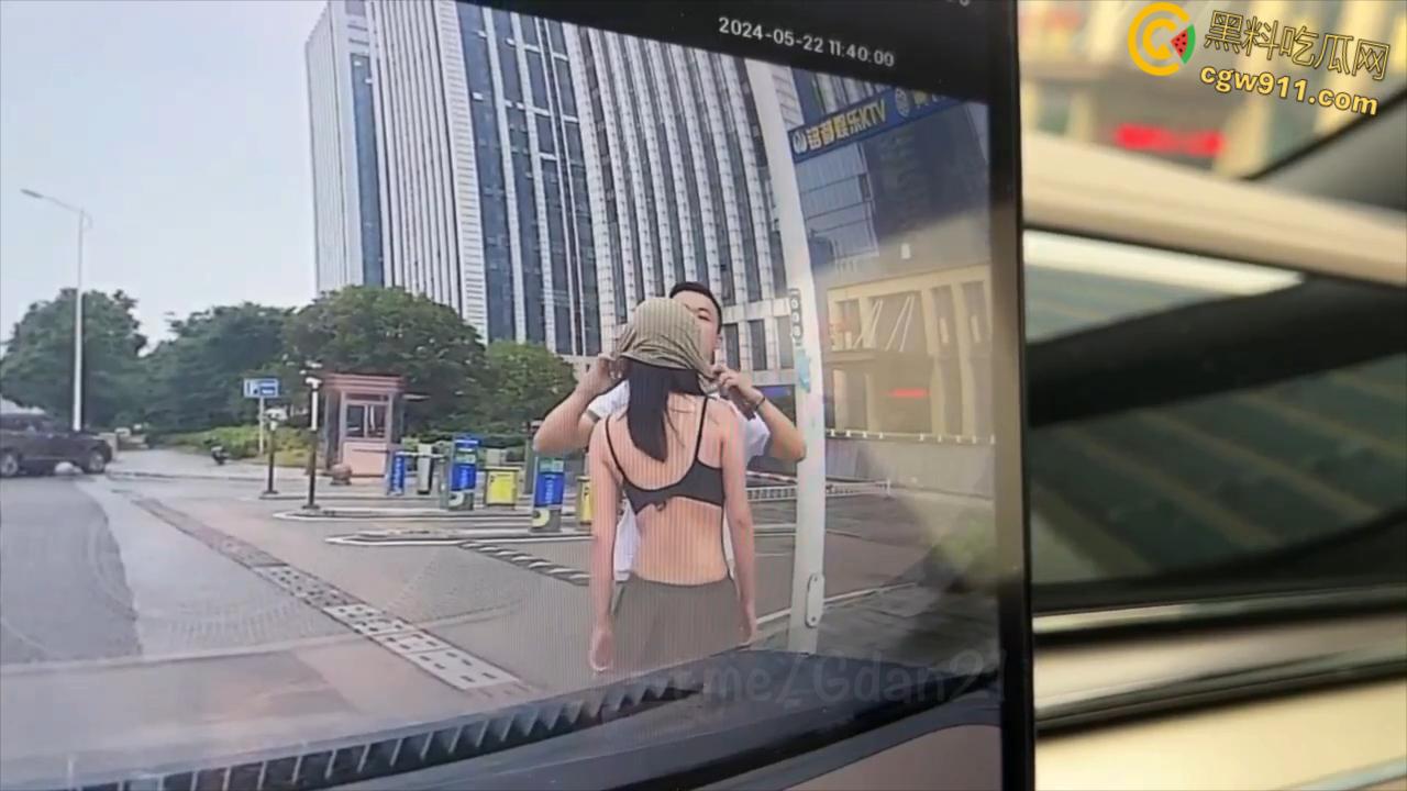 新能源汽车监控画面,小仙女一生气就开始脱衣服,男朋友不要阻拦啊,这是想自己出丑还是丢男友的脸呢 ?