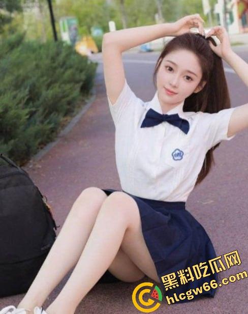 四川大学锦江学院舞蹈系校花『罗钰爽』白丝上阵，趴地上给评委爆插粉嫩小穴，老师操我一次不够！