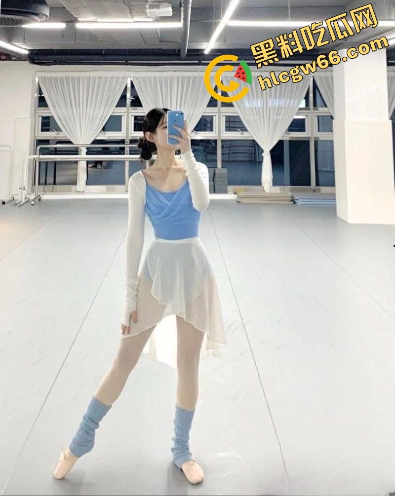 四川大学锦江学院舞蹈系校花『罗钰爽』白丝上阵,趴地上给评委爆插粉嫩小穴,老师操我一次不够!