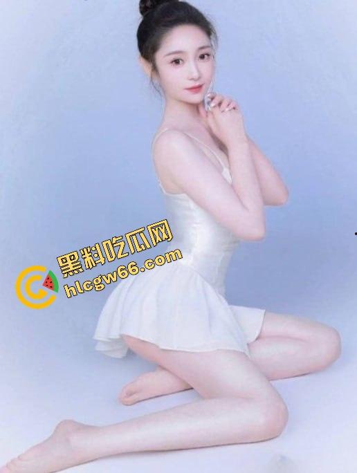 四川大学锦江学院舞蹈系校花『罗钰爽』白丝上阵,趴地上给评委爆插粉嫩小穴,老师操我一次不够!