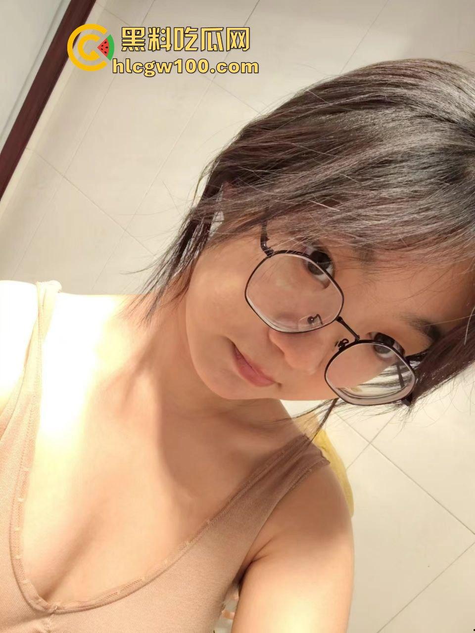 广西大学大一学生嫩妹【郭飒】不雅视频流出被曝光,对镜自拍展示娇嫩玉胸体完美呈现。