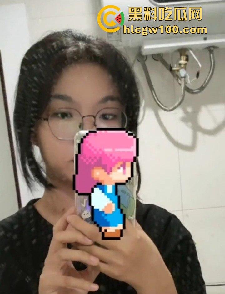 广西大学大一学生嫩妹【郭飒】不雅视频流出被曝光,对镜自拍展示娇嫩玉胸体完美呈现。