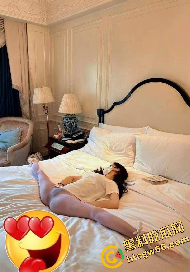 四川大学锦江学院舞蹈系校花『罗钰爽』白丝上阵,趴地上给评委爆插粉嫩小穴,老师操我一次不够!