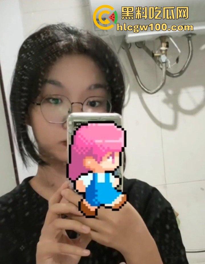 广西大学大一学生嫩妹【郭飒】不雅视频流出被曝光,对镜自拍展示娇嫩玉胸体完美呈现。