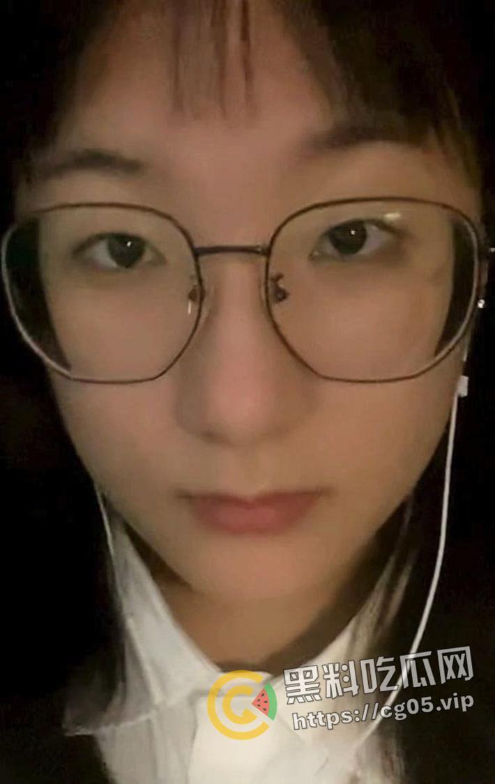 荆楚理工学院【何冰柯】被同班同学假装网友网调成功 写字 捏胸 做任务拍视频  殊不知主人就在旁边看着