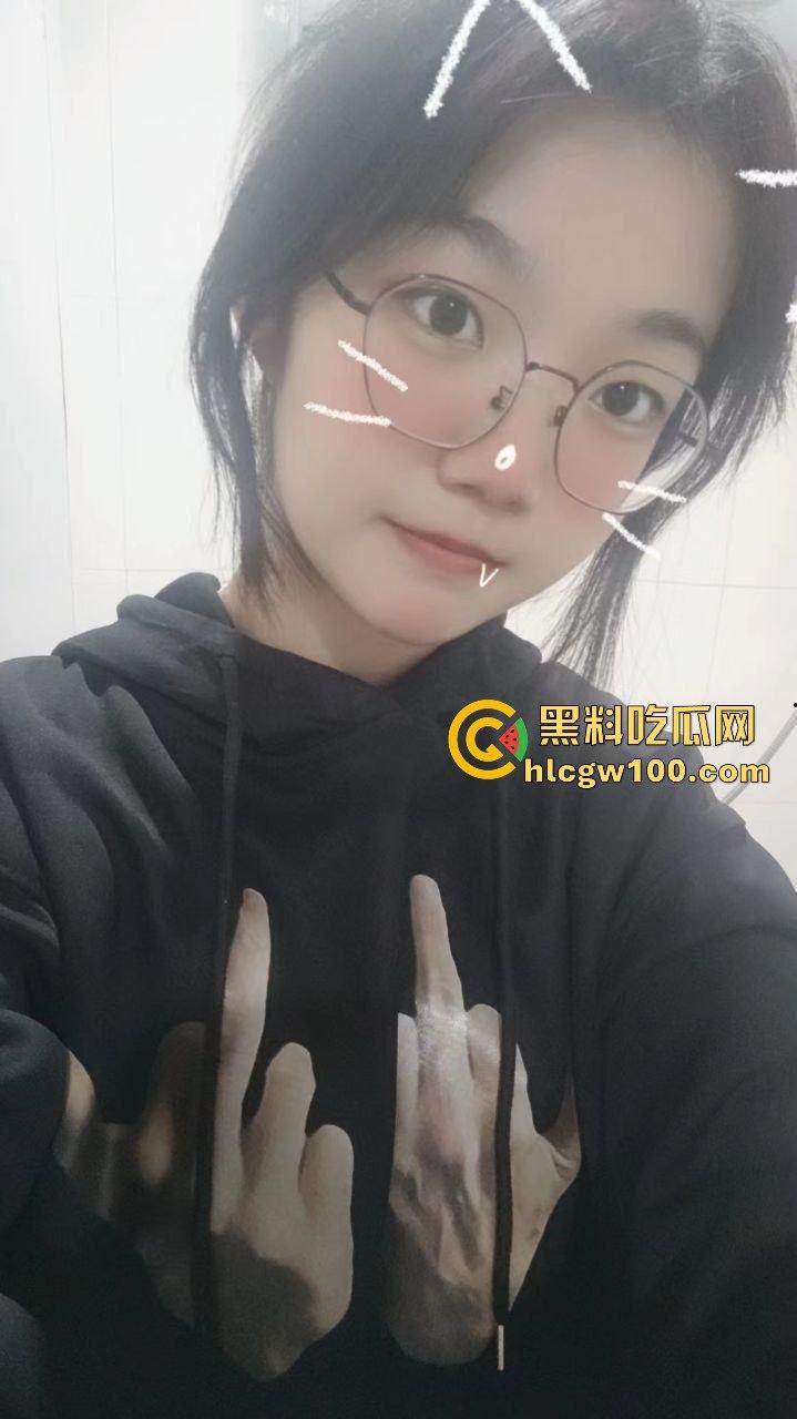 广西大学大一学生嫩妹【郭飒】不雅视频流出被曝光,对镜自拍展示娇嫩玉胸体完美呈现。