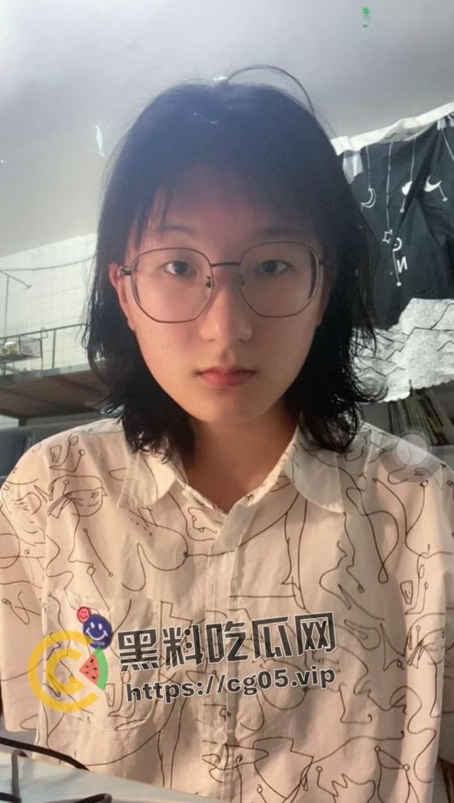 荆楚理工学院【何冰柯】被同班同学假装网友网调成功 写字 捏胸 做任务拍视频 殊不知主人就在旁边看着