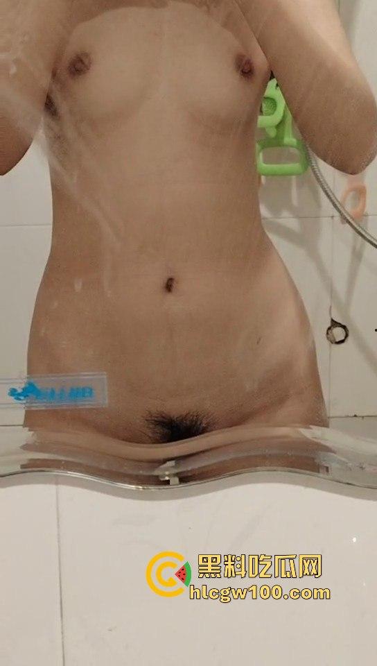 广西大学大一学生嫩妹【郭飒】不雅视频流出被曝光,对镜自拍展示娇嫩玉胸体完美呈现。