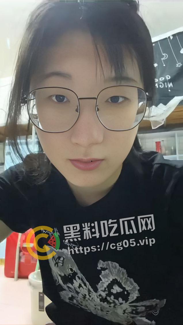 荆楚理工学院【何冰柯】被同班同学假装网友网调成功 写字 捏胸 做任务拍视频 殊不知主人就在旁边看着