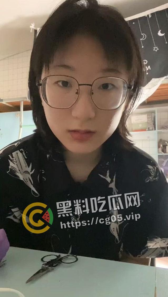 荆楚理工学院【何冰柯】被同班同学假装网友网调成功 写字 捏胸 做任务拍视频 殊不知主人就在旁边看着