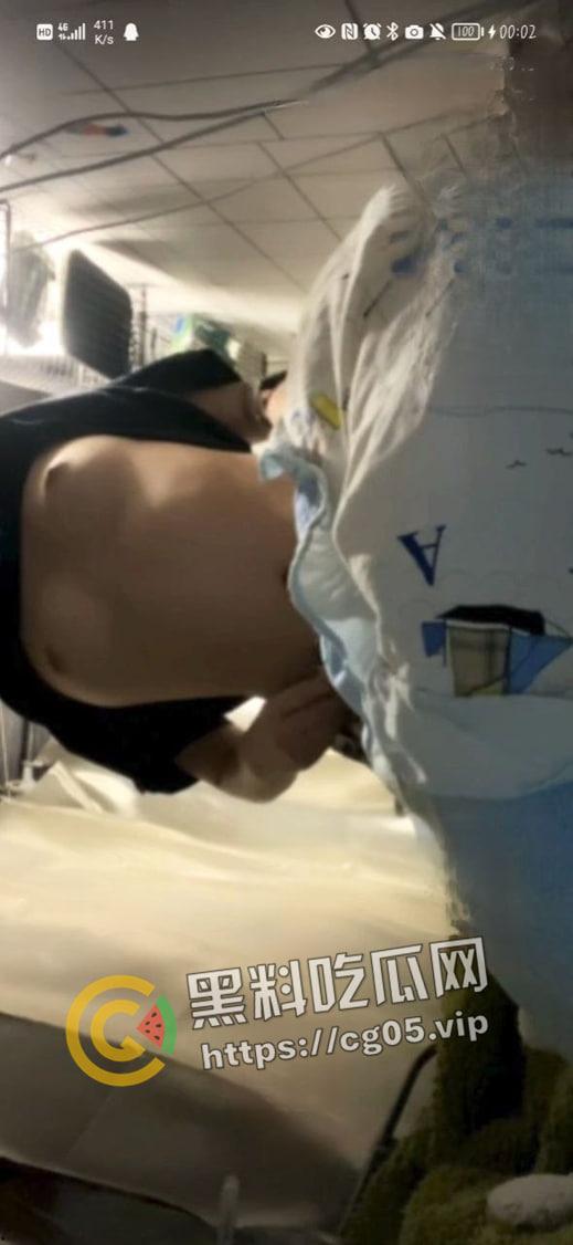 荆楚理工学院【何冰柯】被同班同学假装网友网调成功 写字 捏胸 做任务拍视频 殊不知主人就在旁边看着