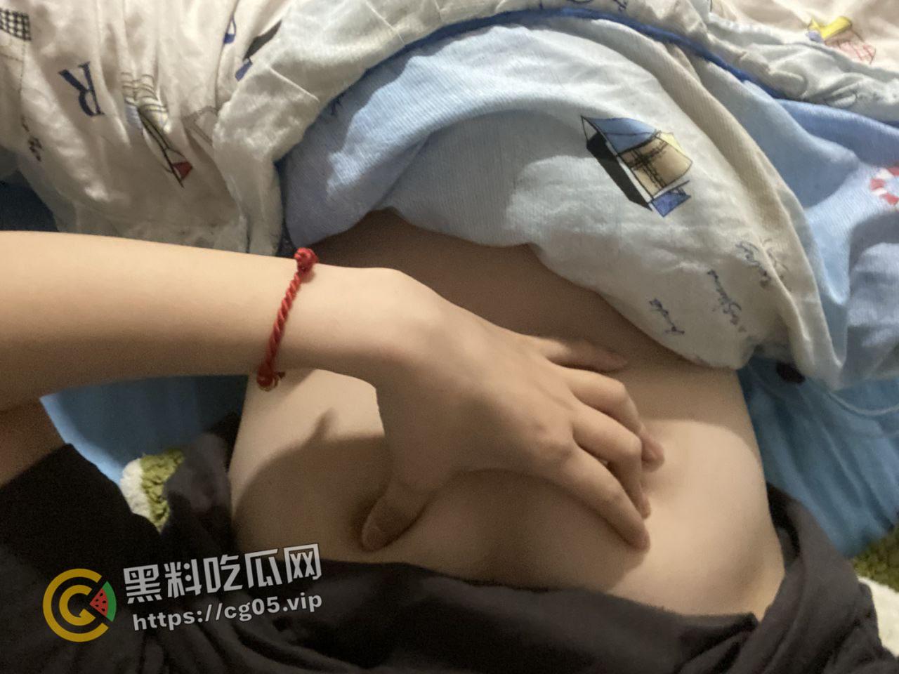 荆楚理工学院【何冰柯】被同班同学假装网友网调成功 写字 捏胸 做任务拍视频 殊不知主人就在旁边看着