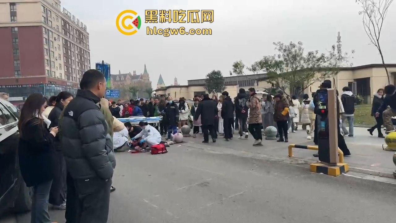 四川学生逃课无证驾驶试驾车!撞石墩脑袋开瓢,出了事不反思反怪学校和车行,家长操作直接让人无语!