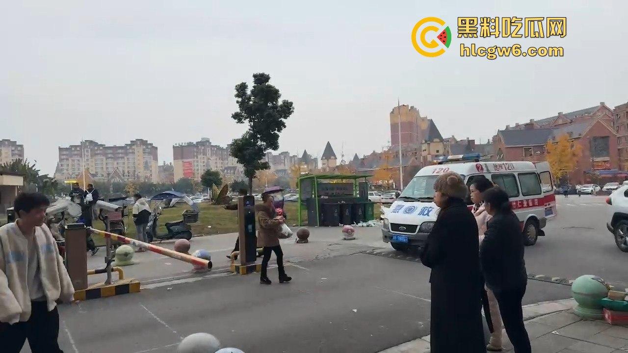 四川学生逃课无证驾驶试驾车!撞石墩脑袋开瓢,出了事不反思反怪学校和车行,家长操作直接让人无语!