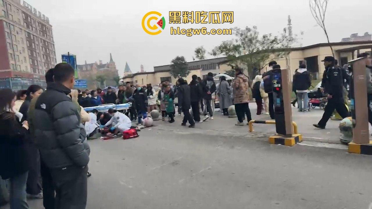 四川学生逃课无证驾驶试驾车!撞石墩脑袋开瓢,出了事不反思反怪学校和车行,家长操作直接让人无语!