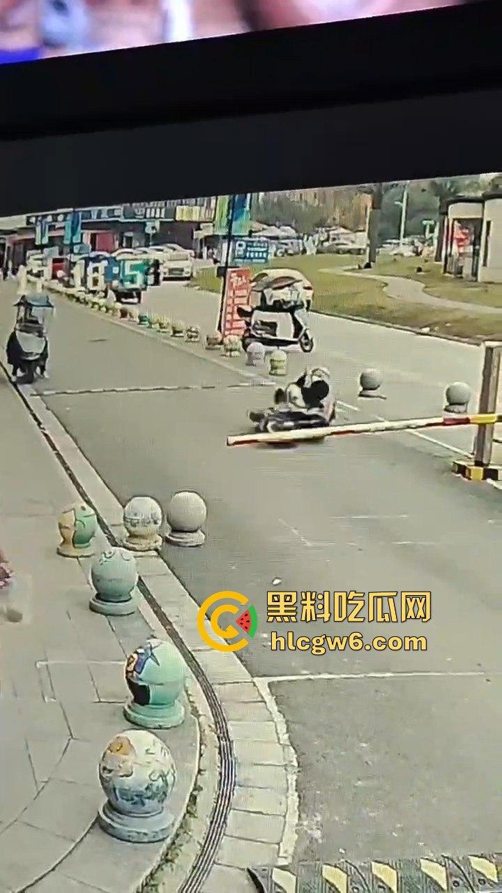 四川学生逃课无证驾驶试驾车!撞石墩脑袋开瓢,出了事不反思反怪学校和车行,家长操作直接让人无语!