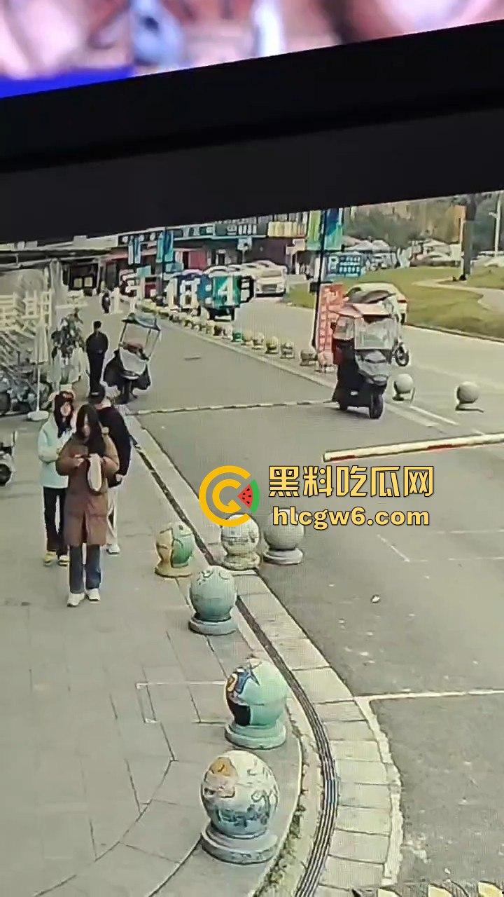 四川学生逃课无证驾驶试驾车!撞石墩脑袋开瓢,出了事不反思反怪学校和车行,家长操作直接让人无语!