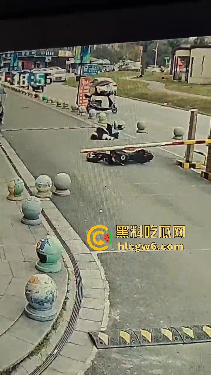 四川学生逃课无证驾驶试驾车!撞石墩脑袋开瓢,出了事不反思反怪学校和车行,家长操作直接让人无语!