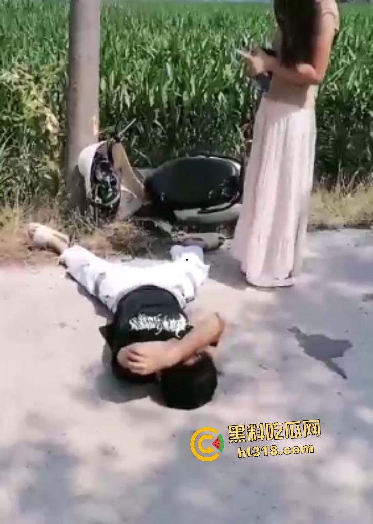 商丘永城小伙开电瓶车搭女友飙车撞树断腿,小仙女苦愁坐路边,这断腿了还在想要不要分手!