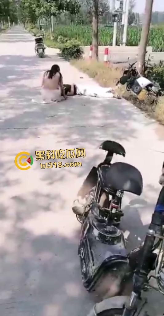 商丘永城小伙开电瓶车搭女友飙车撞树断腿,小仙女苦愁坐路边,这断腿了还在想要不要分手!