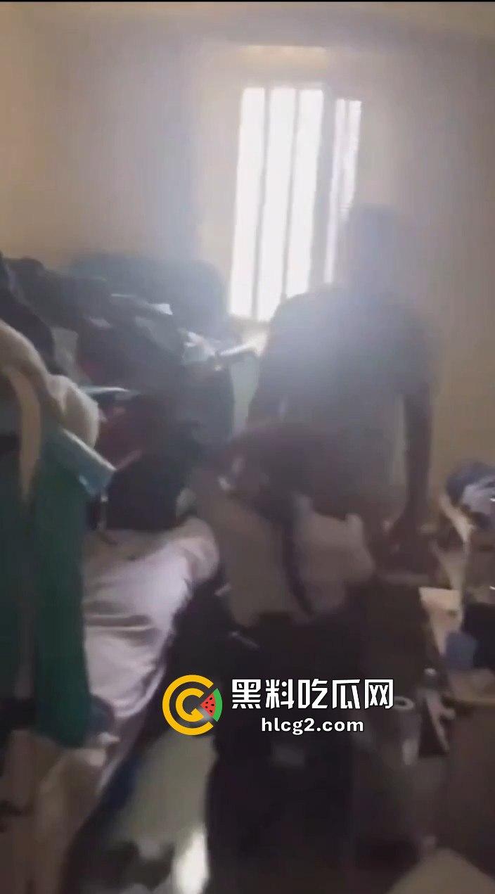 英国旺兹沃思监狱丑闻:女狱警与囚犯秘密交易,被拍下发到网上震惊英国