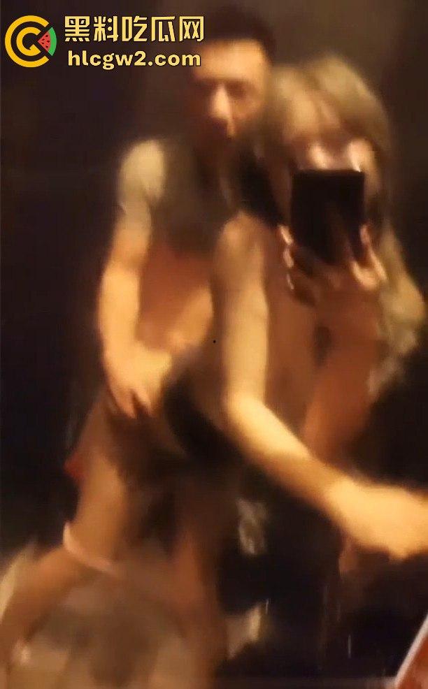 大连酒吧厕所口交啪啪大戏,妹子来酒吧不是为了玩乐,而是为了带套勾引金主!瓜友爽翻天,妹子心机太深!