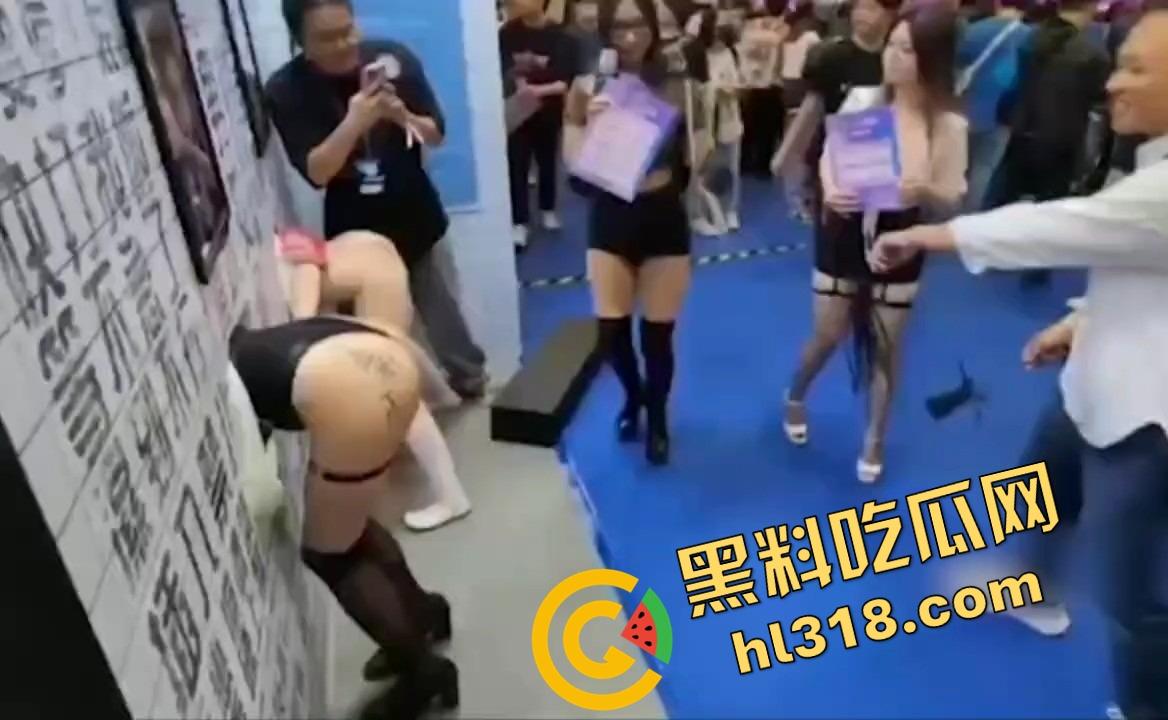 台湾成人show疯了,母狗字样真敢写,美女一排排屁股挂墙随便抽,交钱就能爽一把!