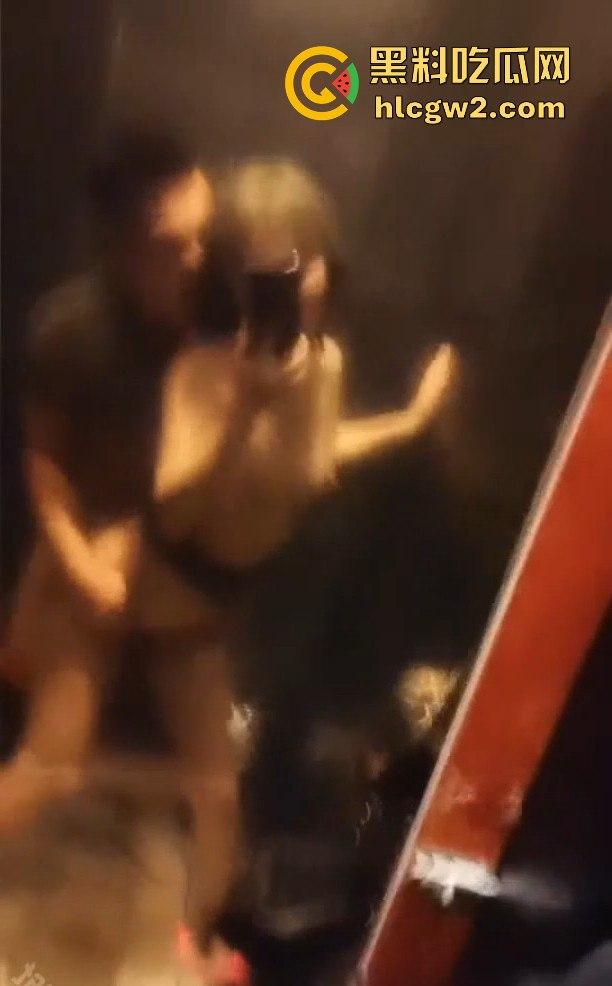 大连酒吧厕所口交啪啪大戏,妹子来酒吧不是为了玩乐,而是为了带套勾引金主!瓜友爽翻天,妹子心机太深!