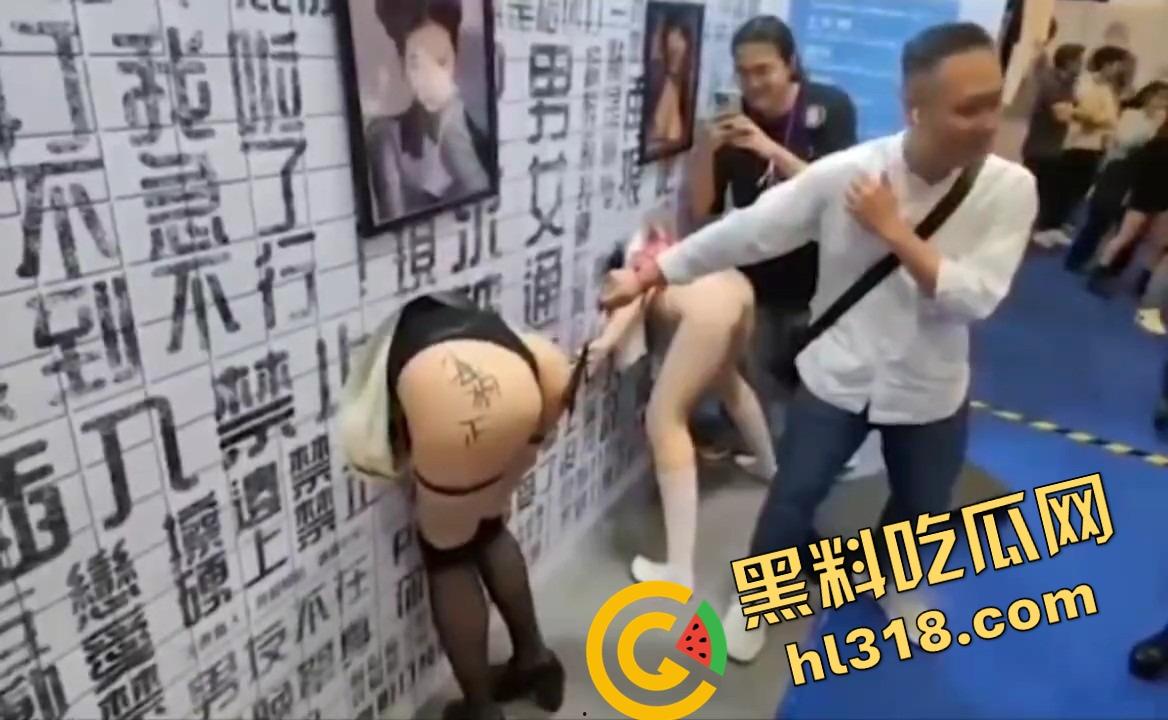 台湾成人show疯了,母狗字样真敢写,美女一排排屁股挂墙随便抽,交钱就能爽一把!