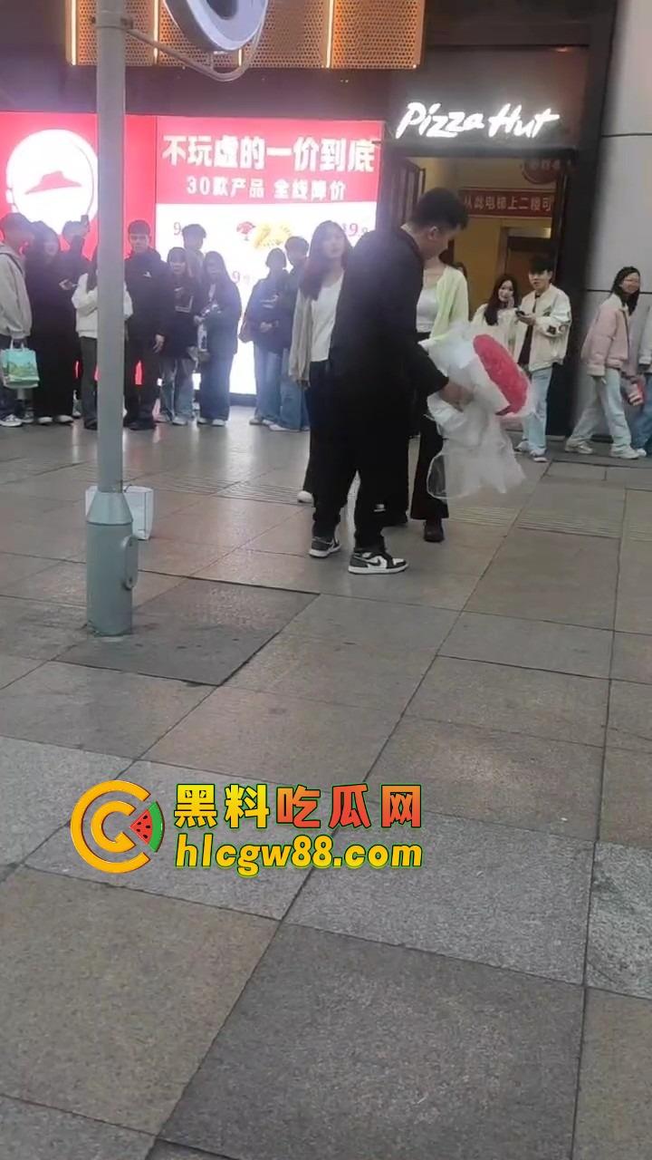 南宁网红求婚人山人海围观,结果女方一巴掌扇得震天响,旁边阿姨吓到后退三步,这到底是爱还是惩罚?