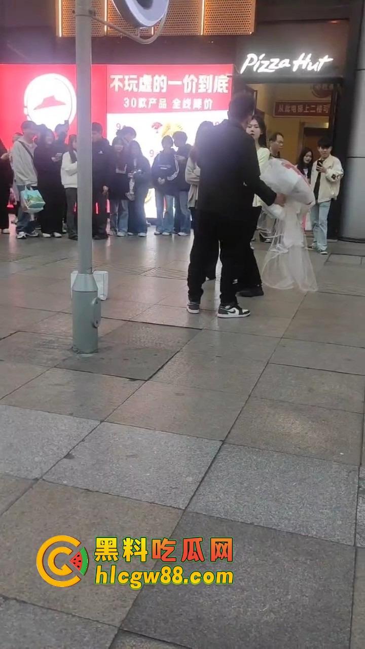 南宁网红求婚人山人海围观,结果女方一巴掌扇得震天响,旁边阿姨吓到后退三步,这到底是爱还是惩罚?