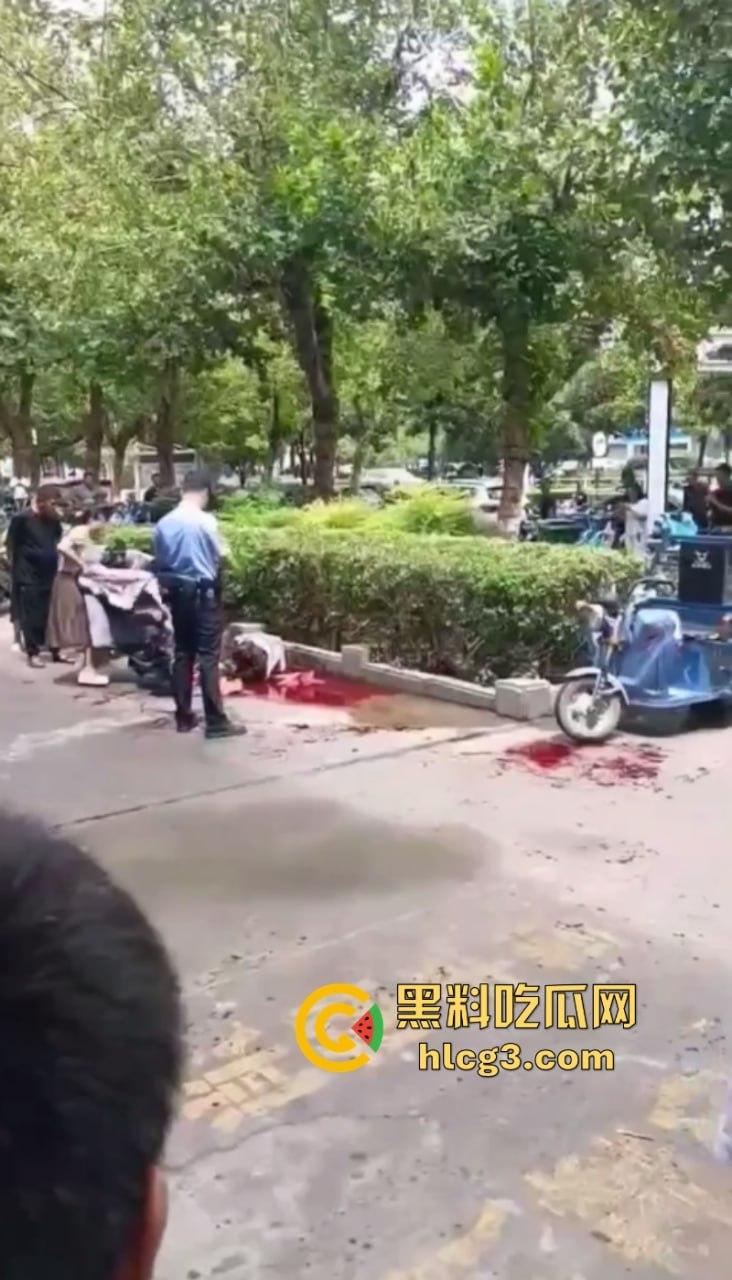 女人惹的祸！河南永城一光头男子被黑衣男子持刀刺伤致死