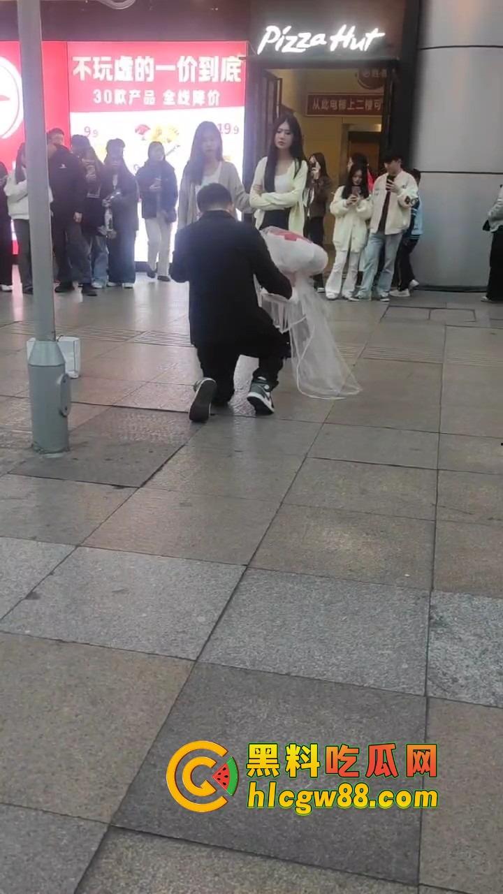 南宁网红求婚人山人海围观,结果女方一巴掌扇得震天响,旁边阿姨吓到后退三步,这到底是爱还是惩罚?