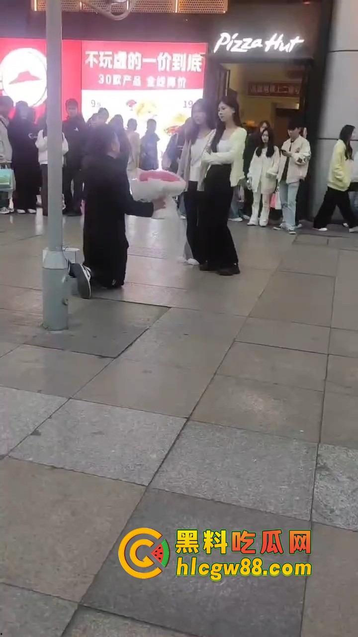 南宁网红求婚人山人海围观,结果女方一巴掌扇得震天响,旁边阿姨吓到后退三步,这到底是爱还是惩罚?