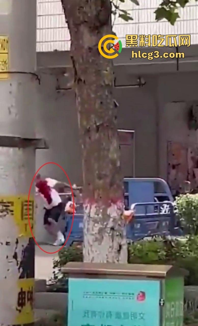 女人惹的祸!河南永城一光头男子被黑衣男子持刀刺伤致死