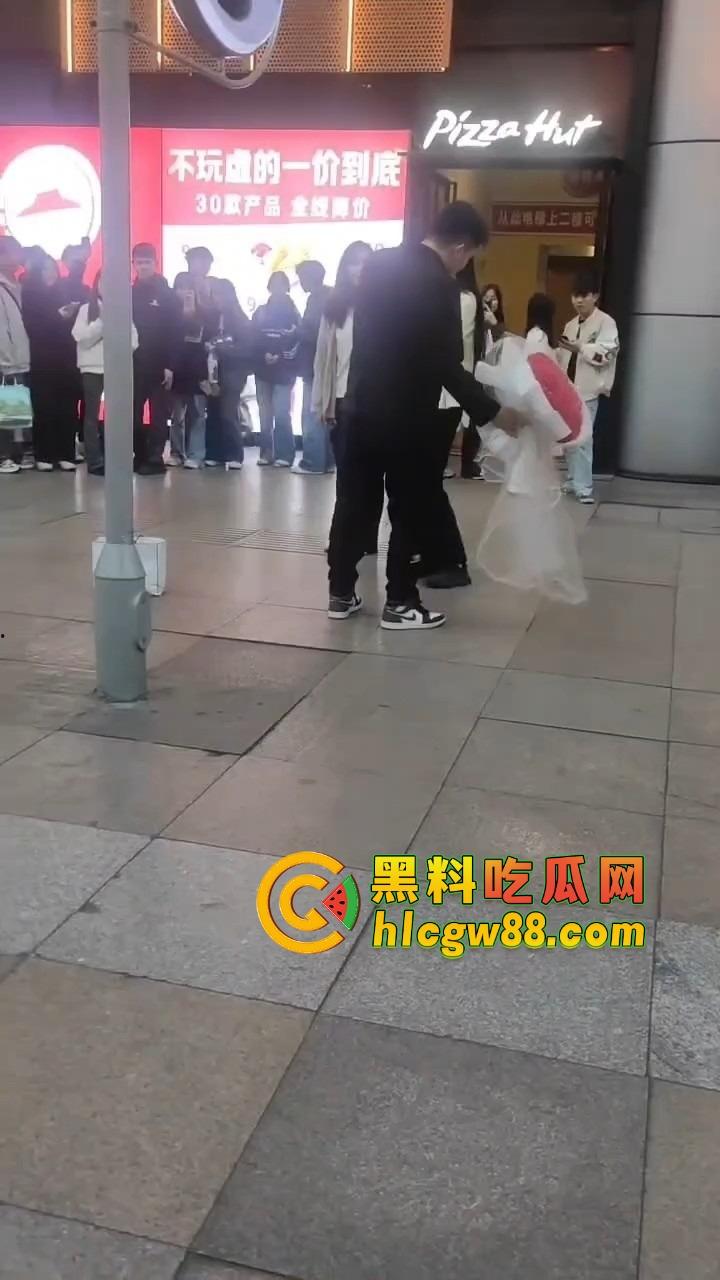 南宁网红求婚人山人海围观,结果女方一巴掌扇得震天响,旁边阿姨吓到后退三步,这到底是爱还是惩罚?