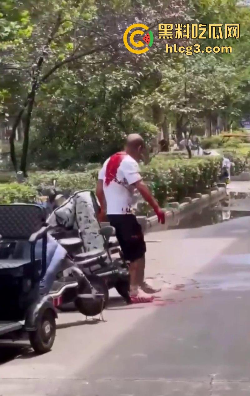 女人惹的祸!河南永城一光头男子被黑衣男子持刀刺伤致死