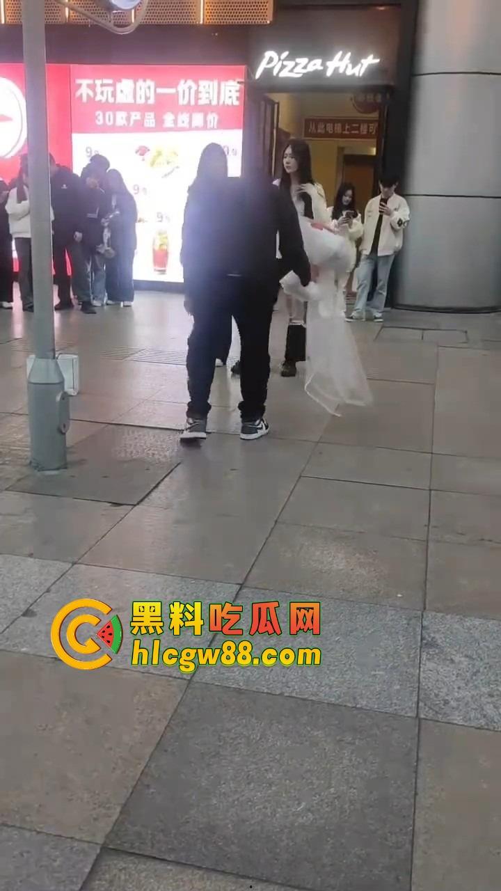 南宁网红求婚人山人海围观,结果女方一巴掌扇得震天响,旁边阿姨吓到后退三步,这到底是爱还是惩罚?