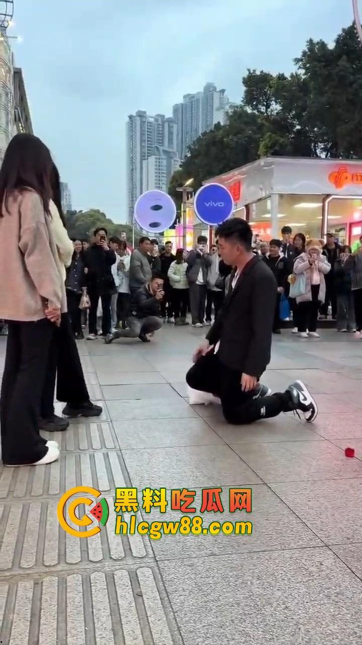 南宁网红求婚人山人海围观,结果女方一巴掌扇得震天响,旁边阿姨吓到后退三步,这到底是爱还是惩罚?