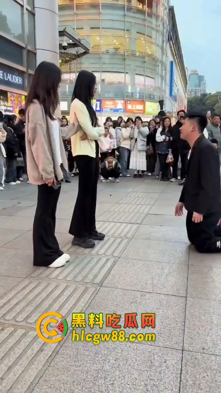 南宁网红求婚人山人海围观,结果女方一巴掌扇得震天响,旁边阿姨吓到后退三步,这到底是爱还是惩罚?