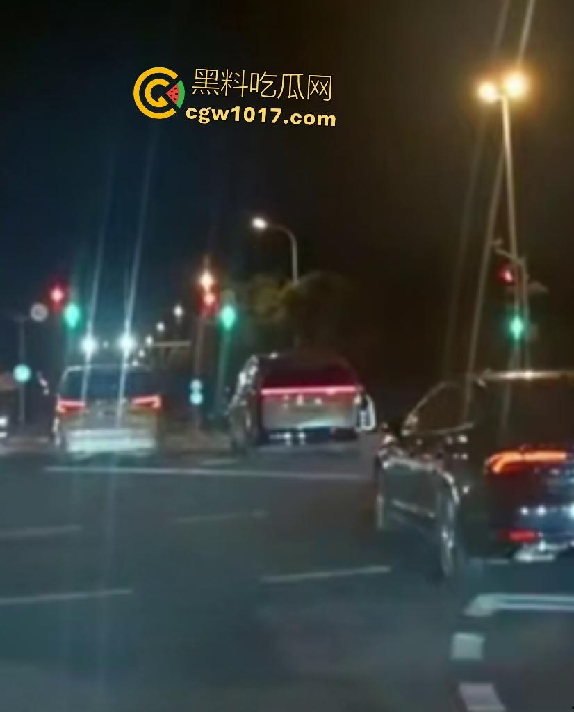 10月24凌晨理想MEGA自燃起火，车主跳车逃命，车底爆燃喷火，不得不说理想做“移动烤箱”还是有一手的！