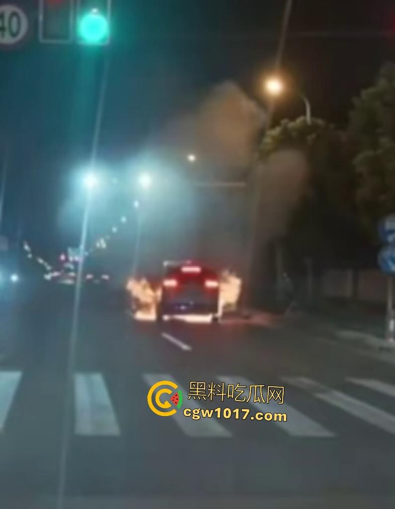 10月24凌晨理想MEGA自燃起火,车主跳车逃命,车底爆燃喷火,不得不说理想做“移动烤箱”还是有一手的!