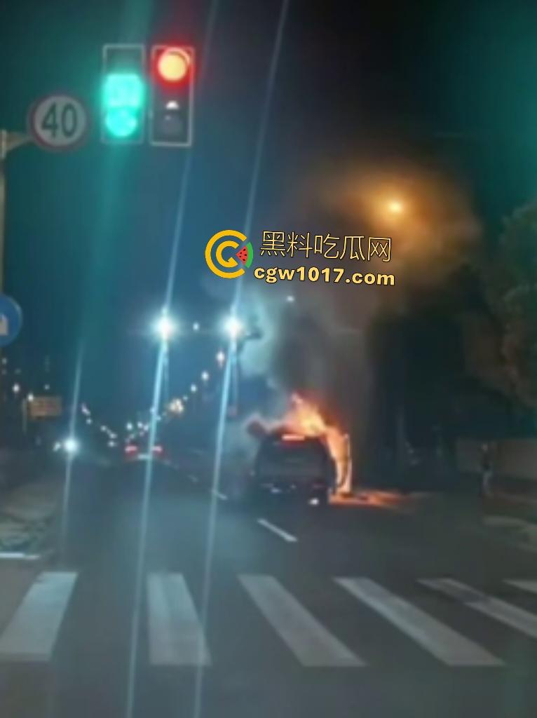 10月24凌晨理想MEGA自燃起火,车主跳车逃命,车底爆燃喷火,不得不说理想做“移动烤箱”还是有一手的!