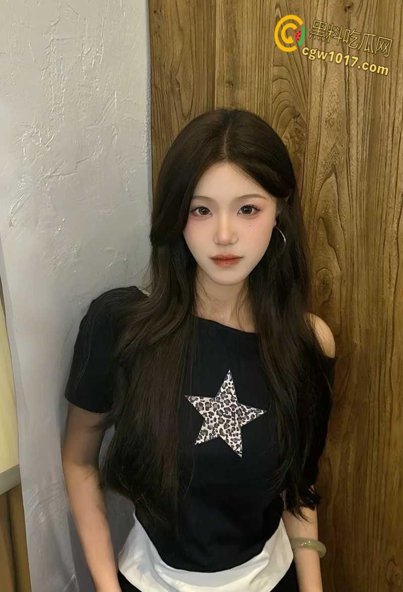 河北体院校花【蒋薇】，颜值极品风骚诱人，穿露奶情趣扮白领 镜前打桩后入，表情特写超淫荡！