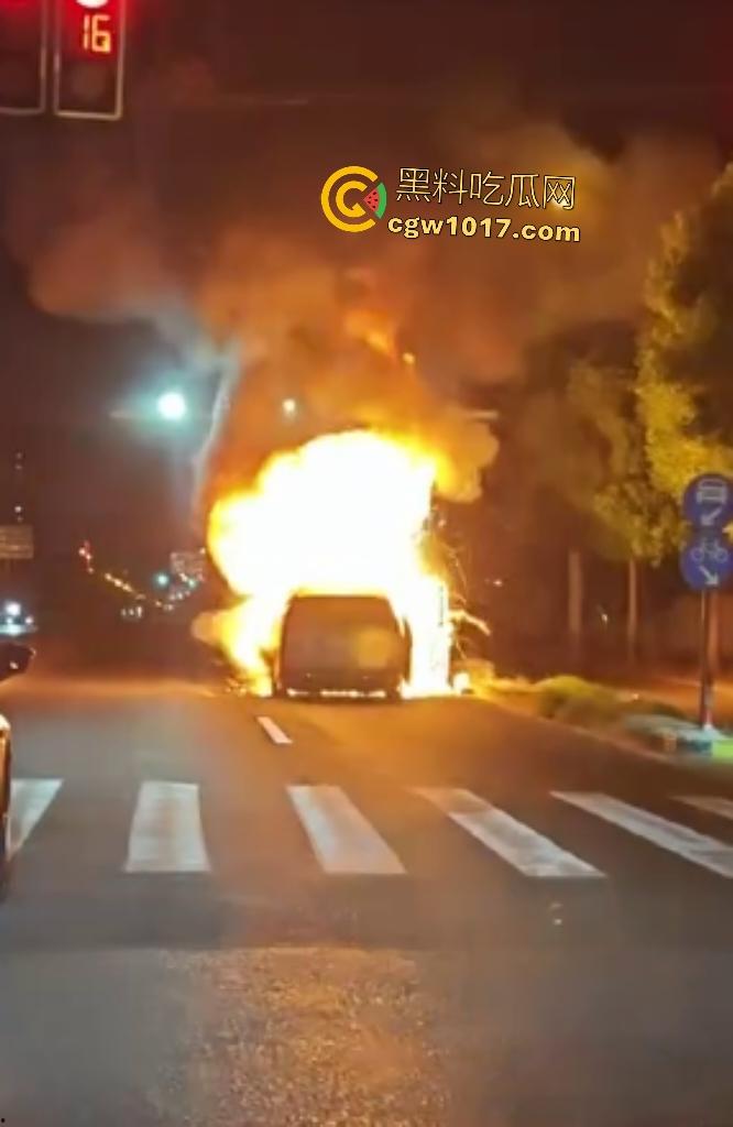 10月24凌晨理想MEGA自燃起火,车主跳车逃命,车底爆燃喷火,不得不说理想做“移动烤箱”还是有一手的!