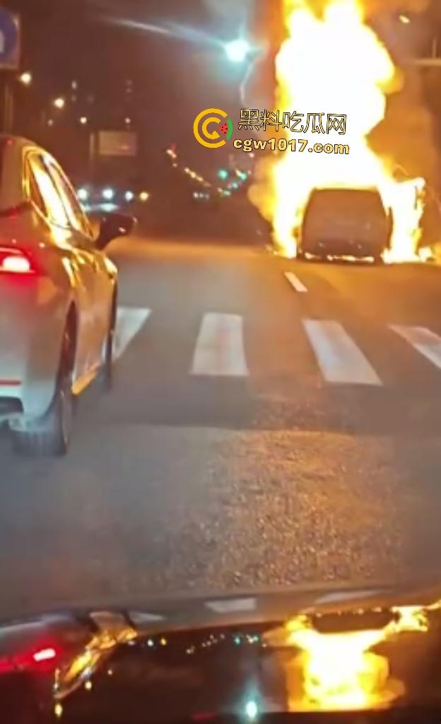 10月24凌晨理想MEGA自燃起火,车主跳车逃命,车底爆燃喷火,不得不说理想做“移动烤箱”还是有一手的!