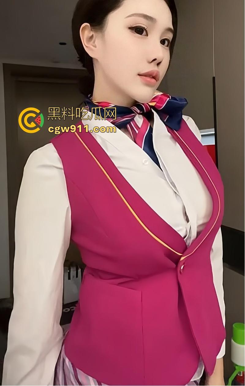 高颜值巨乳福利姬【巨樱】中国空姐为你服务,制服纽扣半解,露出深邃事业线,E杯豪乳摇晃自慰!