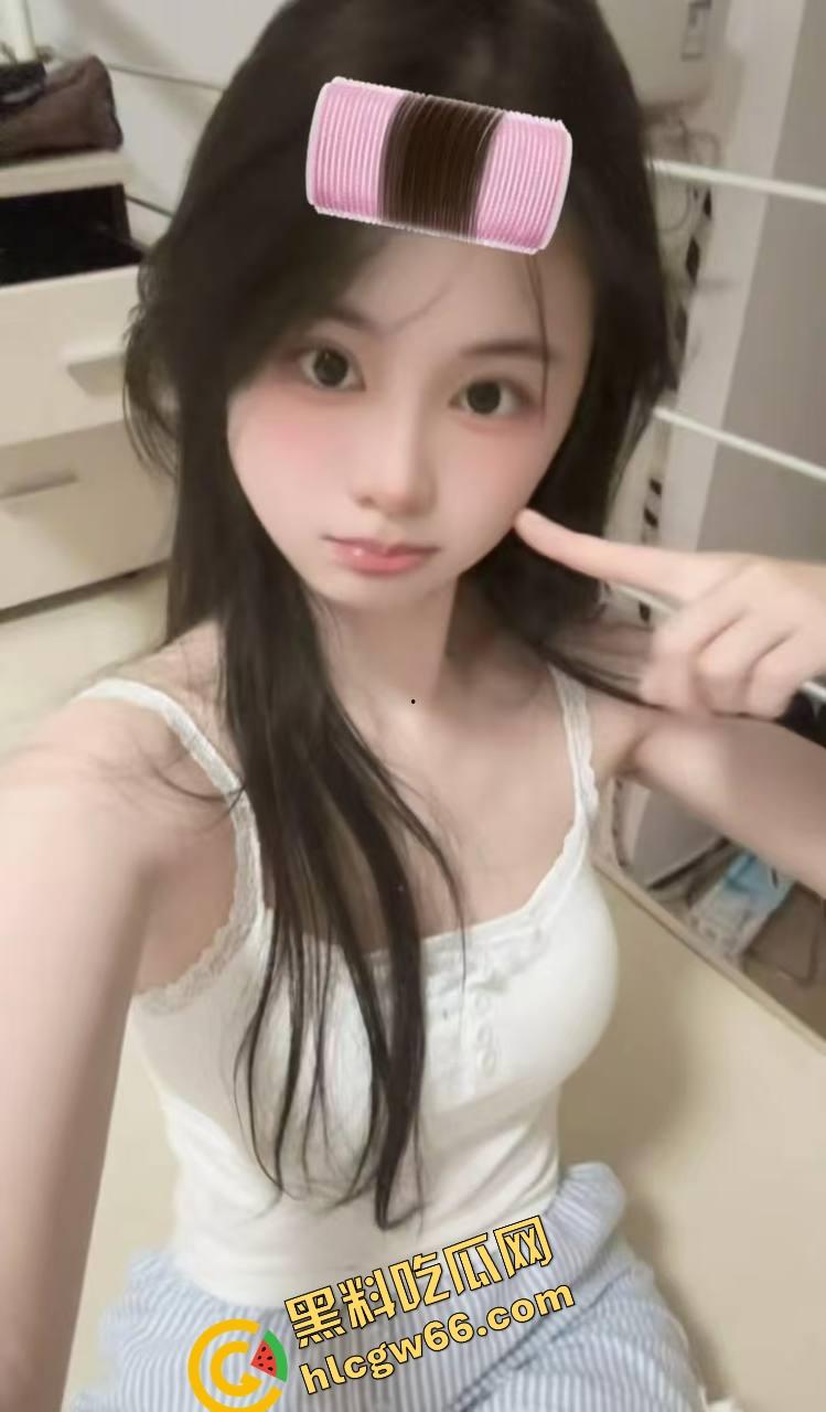 火车卧铺偷拍红内裤嫩妹，裤衩勒紧嫩缝露馅，掀裙偷看白腿夹得人心痒痒，这骚货睡梦中都欠干得要命！