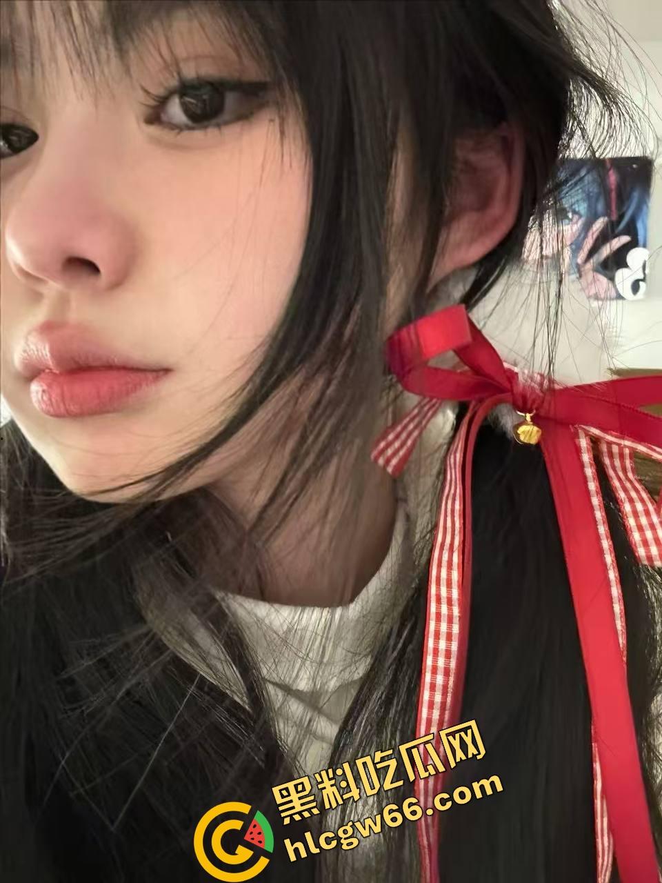 火车卧铺偷拍红内裤嫩妹,裤衩勒紧嫩缝露馅,掀裙偷看白腿夹得人心痒痒,这骚货睡梦中都欠干得要命!